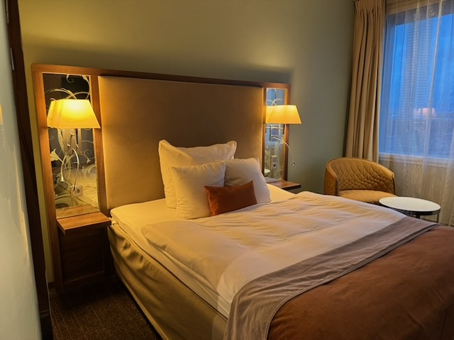 Clarion Hotel Arlanda Airport Terminalの幅160cmダブルベッドと柔らかい枕