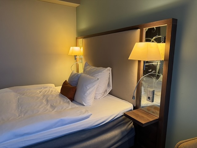 Clarion Hotel Arlanda Airport Terminalのダブルベッドを横から見た薄い掛け布団と枕