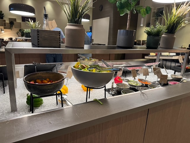 Clarion Hotel Arlanda Airport Terminal朝食ビュッフェの野菜や冷たい料理