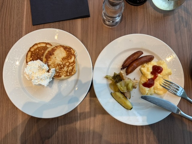 Clarion Hotel Arlanda Airport Terminal朝食のパンケーキ、スクランブルエッグ、チキンソーセージ