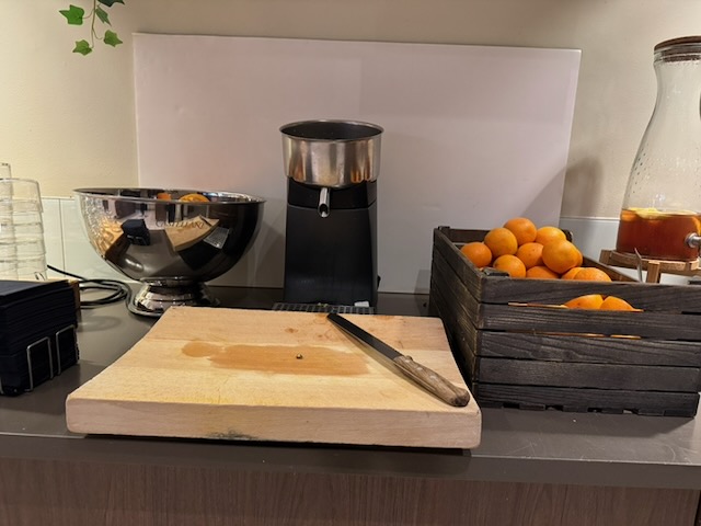 Clarion Hotel Arlanda Airport Terminal朝食会場のオレンジとジュース用設備