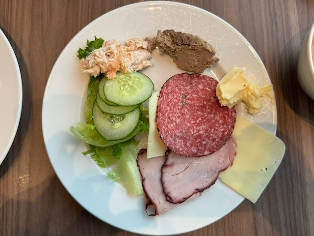 Clarion Hotel Arlanda Airport Terminal朝食のサーモンパテ、レバーパテ、ハム、チーズ