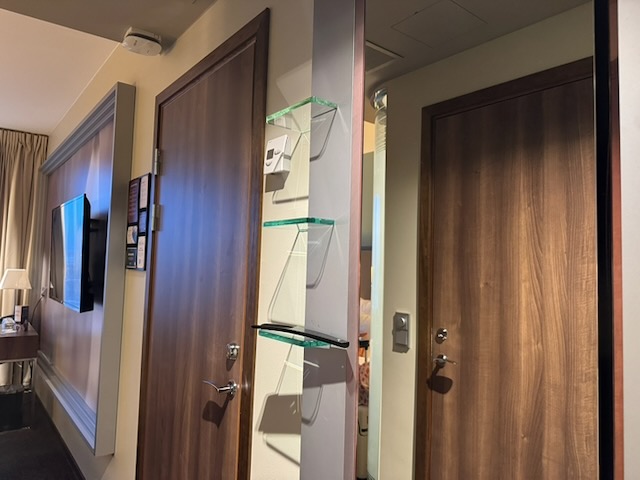 Clarion Hotel Arlanda Airport Terminalの客室入口側から見た壁掛けテレビと室内通路