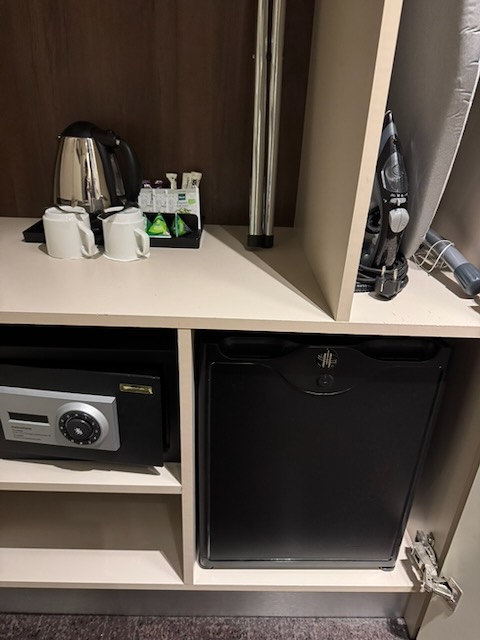 Clarion Hotel Arlanda Airport Terminal客室の小型冷蔵庫、セーフティボックス、電気ケトル