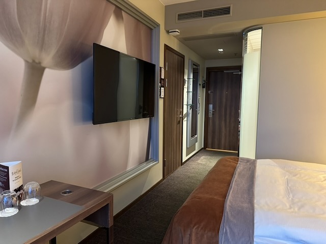 Clarion Hotel Arlanda Airport Terminal客室のベッド正面に設置された壁掛けテレビ