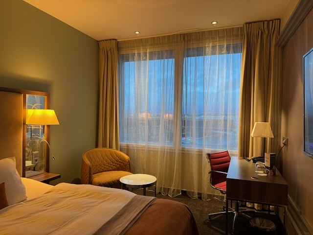 Clarion Hotel Arlanda Airport Terminal客室の窓際にある椅子、丸テーブル、作業用デスク