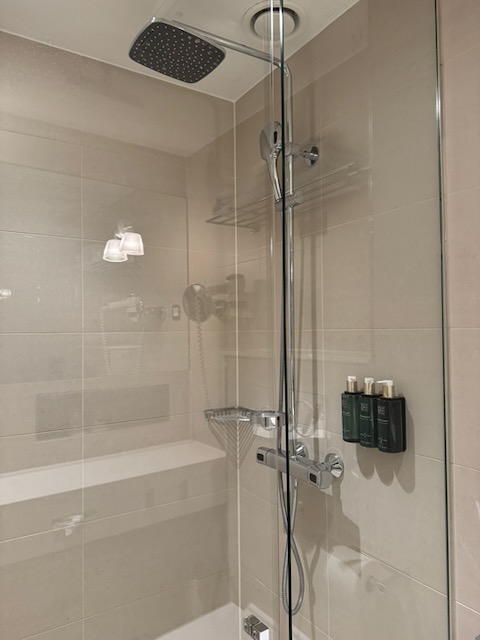 Clarion Hotel Arlanda Airport Terminalのレインシャワーとシャンプー、コンディショナー