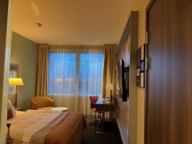 Clarion Hotel Arlanda Airport Terminalのベッド、窓、デスクを備えたスタンダードダブルルーム