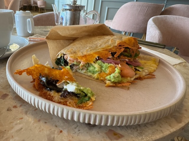 MALOMEのLax & Avocadoに入ったスモークサーモン、アボカド、卵、紫玉ねぎ
